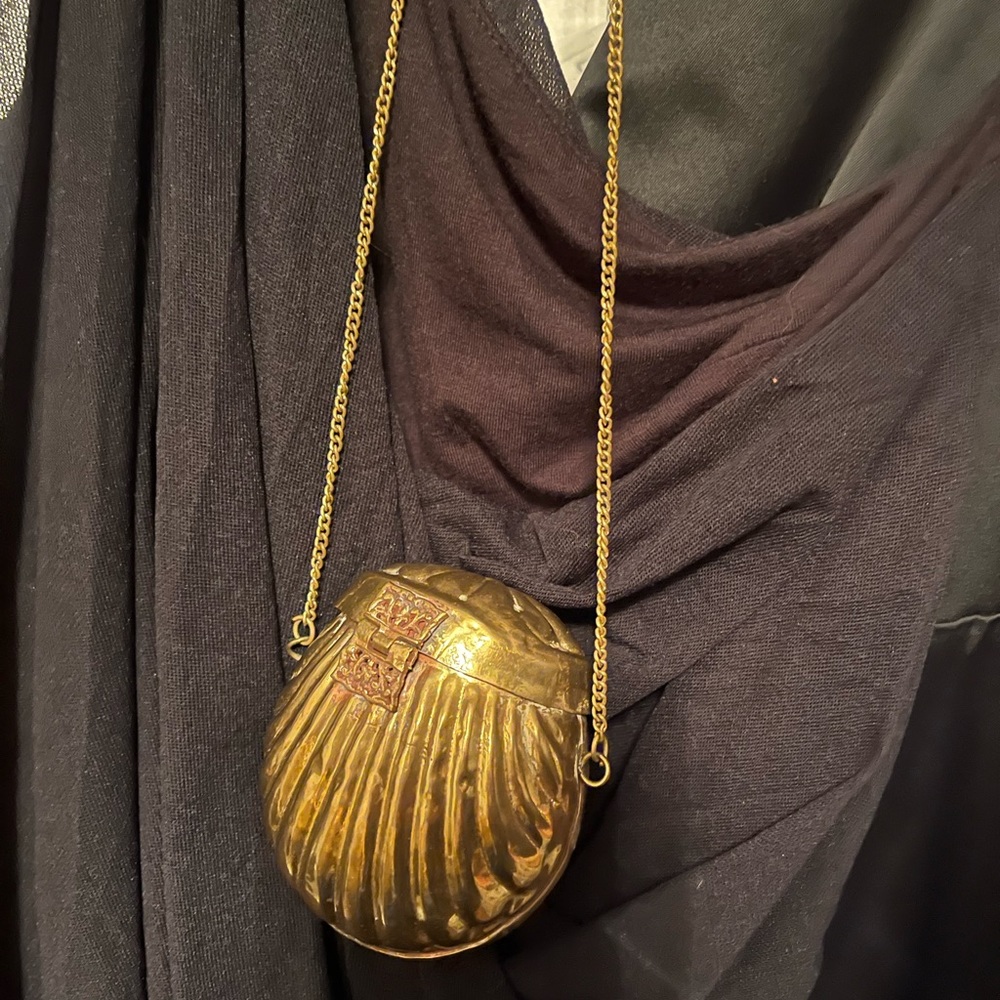 VINTAGE BRASS SCALLOP CLAM SHELL SHOULDER BAG